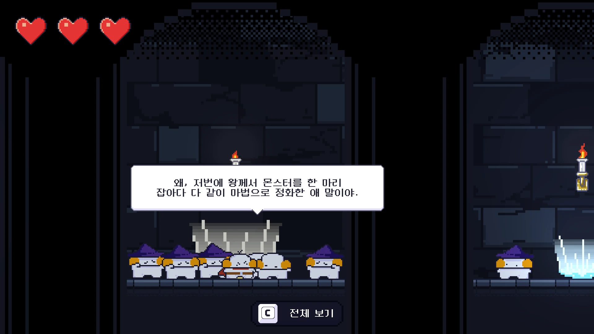 어두운 석재 통로의 마법진 앞에서 마법사들과 주민들이 대화하는 장면